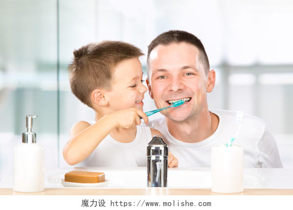 孩子跟爸爸在浴室刷牙